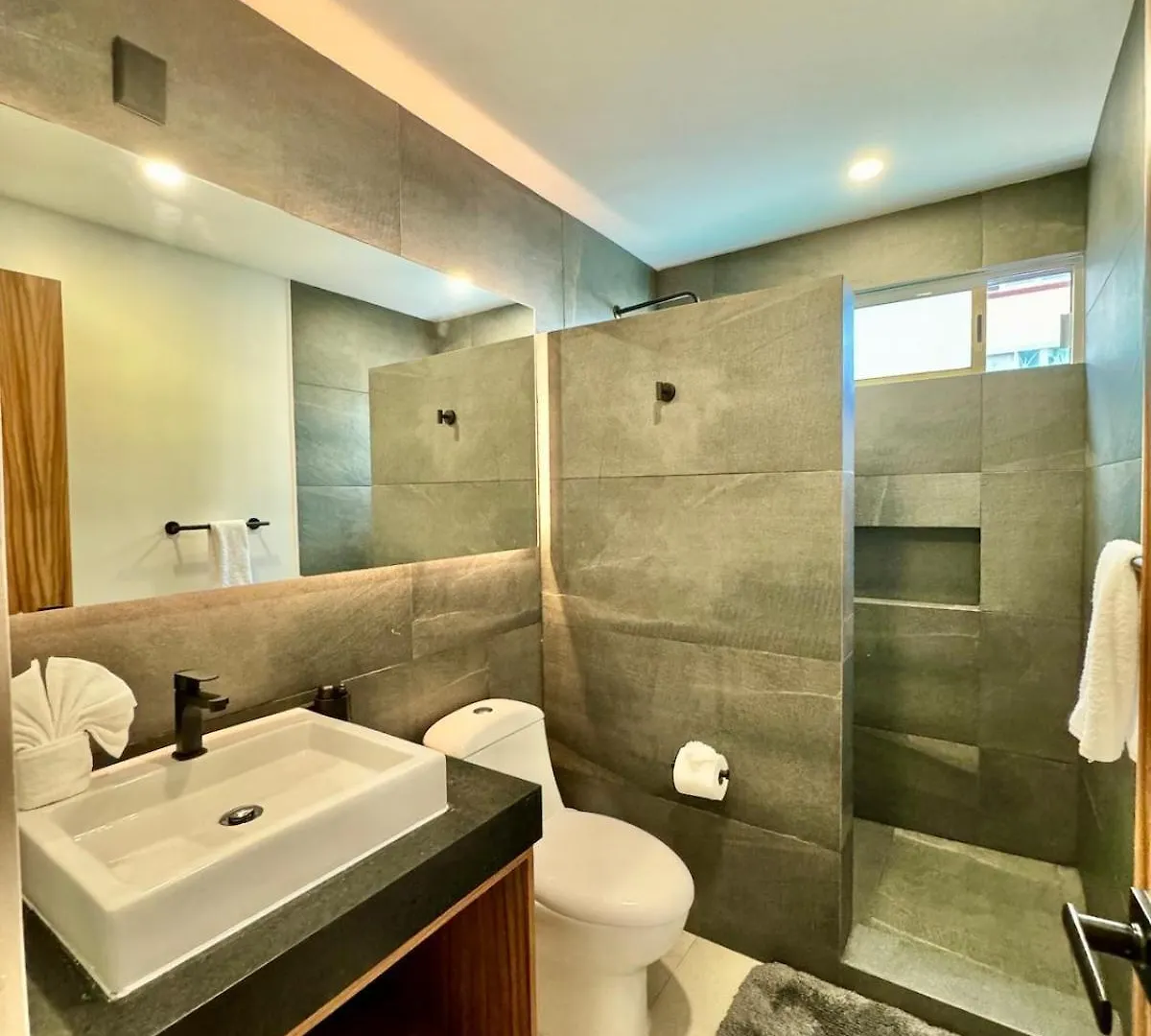 Modern 2 Bedroom Ground Floor Apartment! Playa del Carmen Appartement